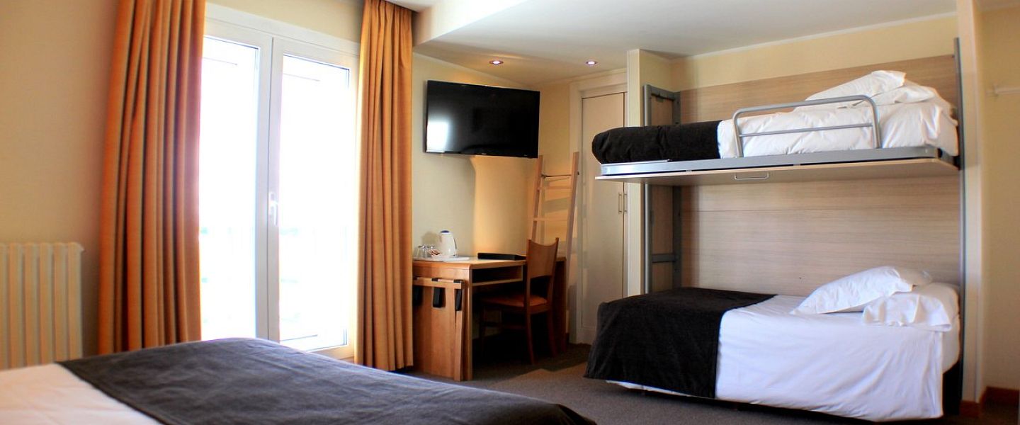 Chambre familiale avec vue côté lateral pistes