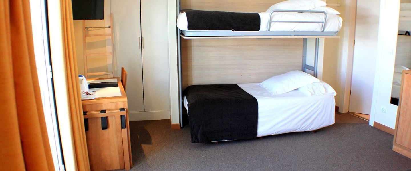 Chambre familiale avec vue côté lateral pistes