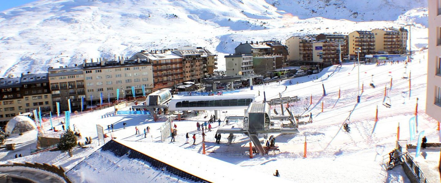 Triple room with ski slopes views