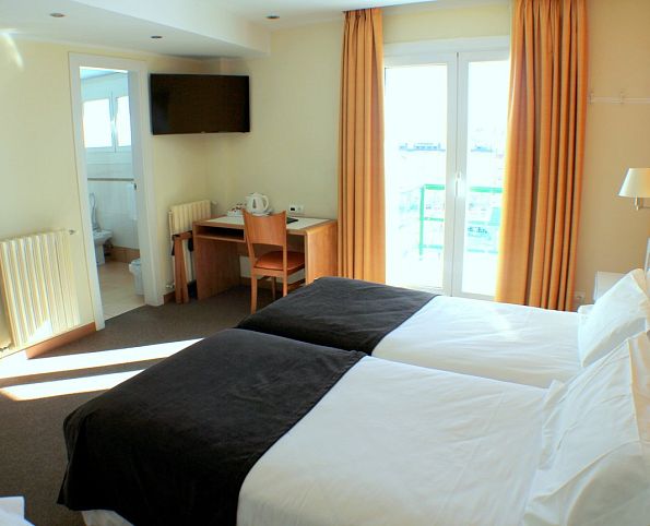 Triple room with ski slopes views