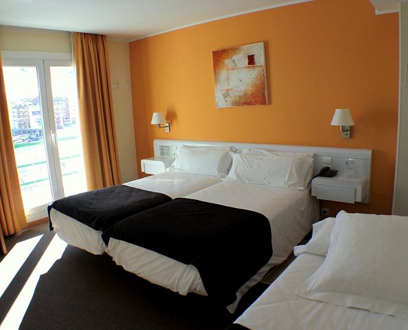 Triple room with ski slopes views