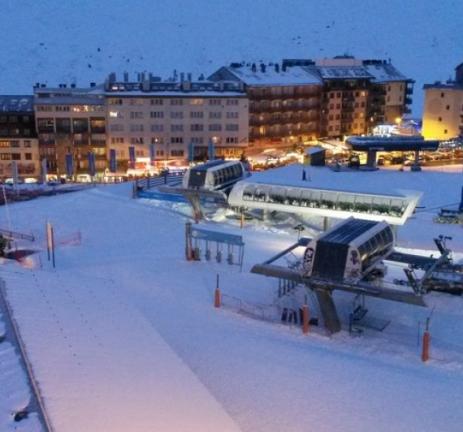 Habitació familiar amb vistes laterals a les pistes